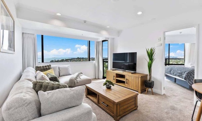 Takapuna Apartment | Modern 1BR w Pool & Gym, Steps to Takapuna Beach