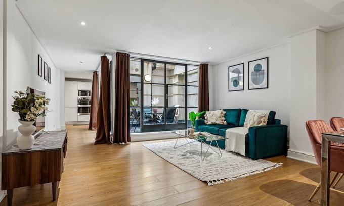 The City of London Apartment | Modern 1BR with Patio in the Heart of Holborn