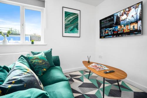 Cradley Heath Apartment | Modern 2 Bed Apartment - Sleeps 3 - Parking 55C