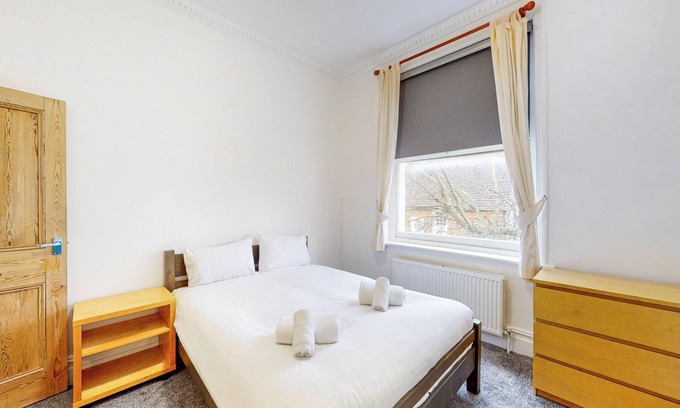 Chiswick Riverside Apartment | Modern 2 Bed APT-7 Minutes From The Thames River