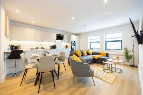 Wythenshawe Apartment | Modern 2 Bed near Wythenshawe Hospital and Manchester Airport With Parking