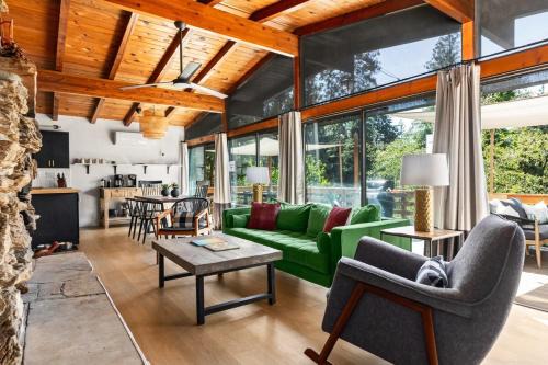 Yosemite Forks House | Modern 2 Bedrm Kids, Dog, Hot Tb, Game Room, 9 min Bass Lake