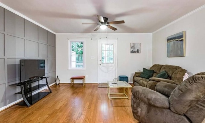 Southeast Raleigh House | Modern 2 en suite townhome near DT Raleigh