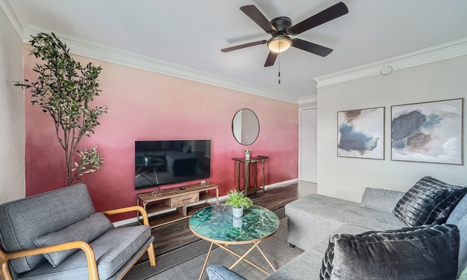Triangle State Apartment | Modern 2B Getaway | W/D, Pool, Prkg |10min > DTWN