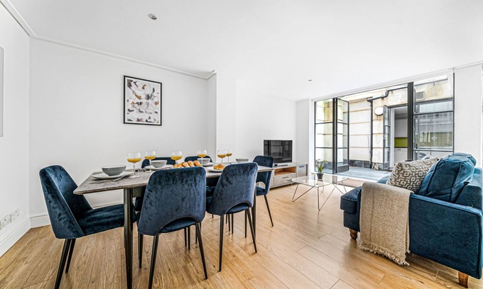 The City of London Apartment | Modern 2BR Apartment with Patio in the Heart of Holborn's Vibrant Neighborhood