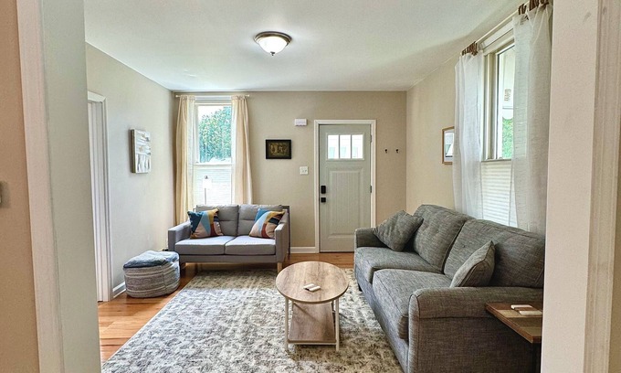 Bloomington House | Modern 2BR Charmer Heart of BloNo