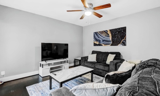 Hyde Park Apartment | Modern 2BR Montrose Walkable Parking Crib