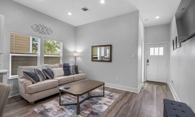 Greater East End House | Modern 2br near museums&baseball