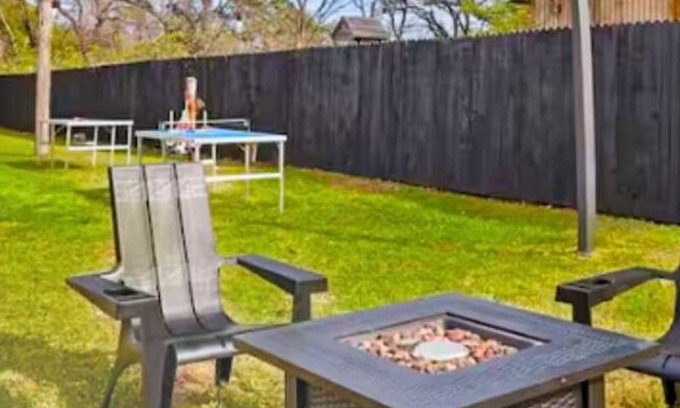 Haltom City Apartment | Modern 2BR Unit Hot Tub Outdoor Lounge