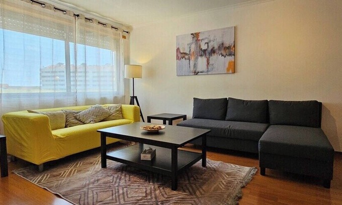 Palhais Apartment | Modern 3 Bed Flat - Beaches, Expo & City Fun - Your Gateway to Lisbon