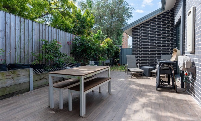 Ryde House | Modern 3-Bed Townhouse with Alfresco Dining & BBQ