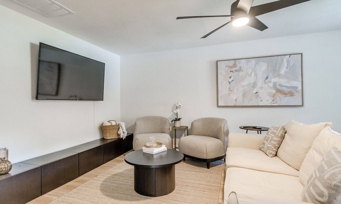 Edmond House | Modern 3-bedroom home in downtown Edmond