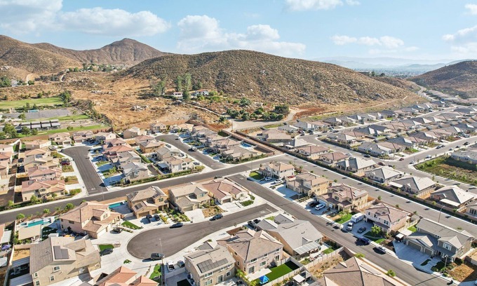 Sun City House | Modern 3000 sqft 5-BR House, Gated Yard, Garage