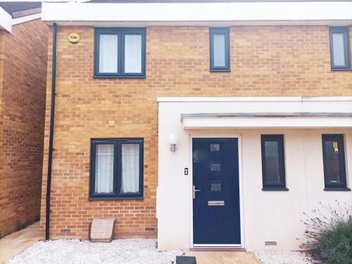 Tilbury House | Modern 3bedroom house with Netflix & 2Driveway parking