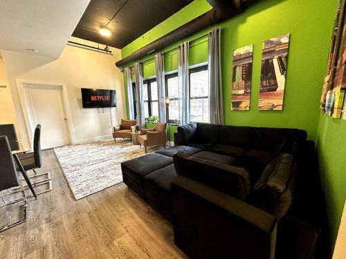 Near South Side Apartment | Modern 3BR in South Loop with Optional Parking and Gym Access Near McCormick Place, Chinatown and Soldier Field