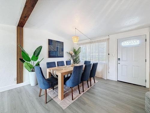 Walsingham House | Modern 3BR Retreat with Pool & Fire Pit