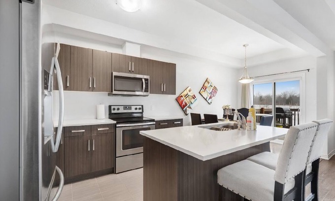 Welland House | Modern 3BR Welland Retreat | 5 Min to Shops, Dining & Trails