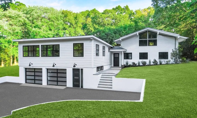 Weston House | Modern 4 bed 4.5 bath w hot tub & heated pool close to beach