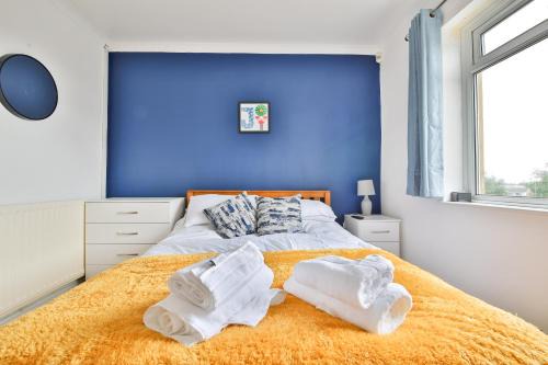 St. Thomas House | Modern 4 Bed Contractor Stay in Swansea TV in Every Room and Parking