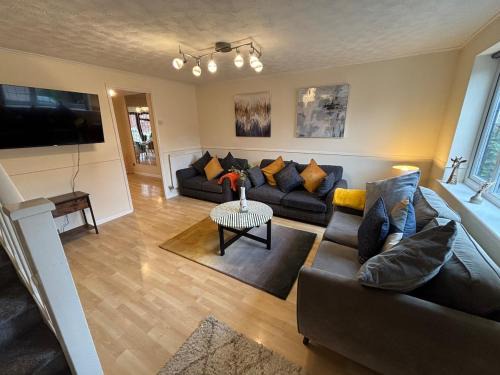 Gooshays Apartment | Modern 4-Bed Home - Long Stay - Parking and Wi-Fi