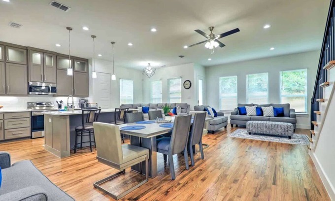 West Dallas House | Modern 4BD, Best in the West, Dallas Area
