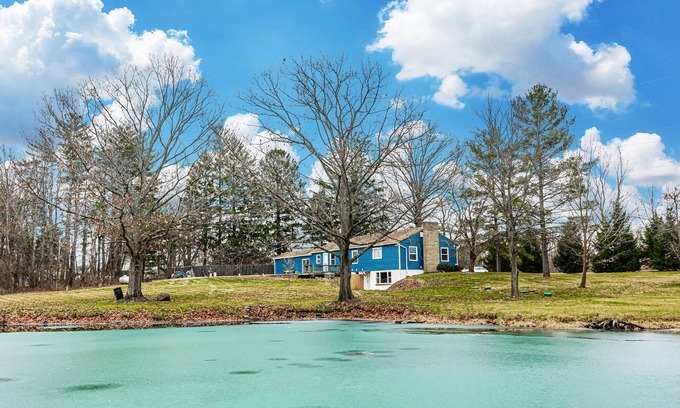 Delaware House | Modern 4BR Retreat on 3 Acres w/Hot Tub & Pond
