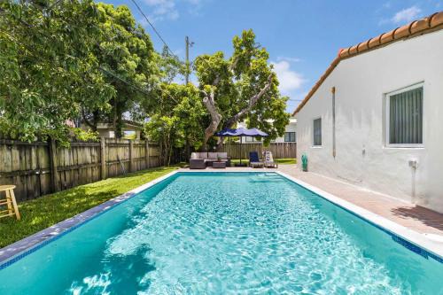 Coral Way House | Modern 4BR Retreat with Private Pool - Near Brickell