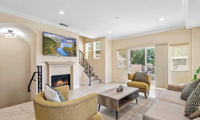 El Rancho House | Modern 4BR Townhouse in Serene Gated Community – Convenient in Pico Rivera#42081