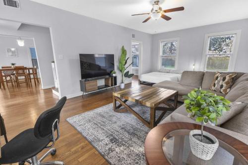 Riverside Terrace House | Modern 5BD Retreat I Near Hotspots I Sleeps 16