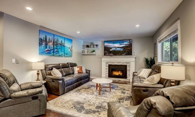 Lower Kingsbury House | Modern 5BR Home | Chef’s Kitchen | BBQ | Sleeps 10