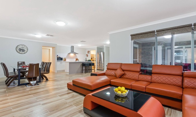 Bulla House | Modern 6 Bdrms, minutes to Airport, easy drive into City