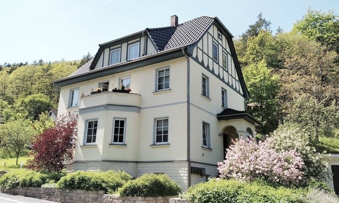 Saalfelder Hoehe Apartment | modern 60 m2 apartment in lovingly renovated house DG