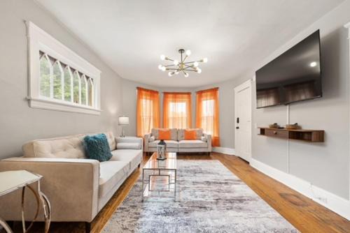 Southside House | Modern 6BR Near Syracuse U, Destiny & Zoo Sleeps 18