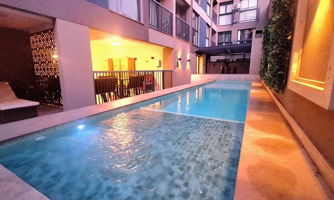 Lapa Apartment | Modern apartment with its own small backyard and swimming pool