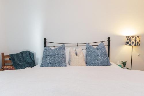 Silver Lake House | Modern & Airy Silver Lake 2 bedroom 2 bathroom front House with Parking