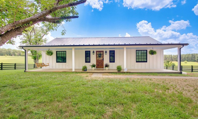 Altavista House | Modern Altavista Farmhouse w/Countryside Views