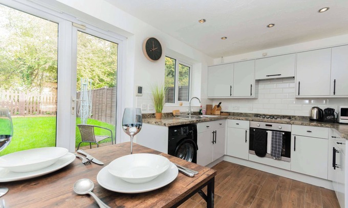 Swindon House | Modern and Bright 3 Bed Swindon Home with Parking