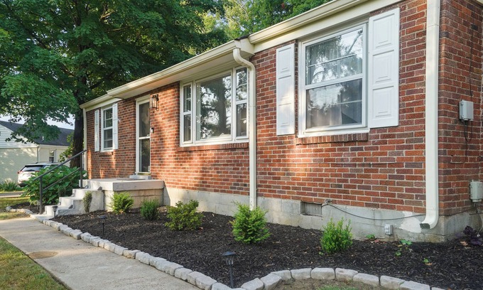 Glencliff House | Modern and Musical 1950s Ranch-Sleeps 5