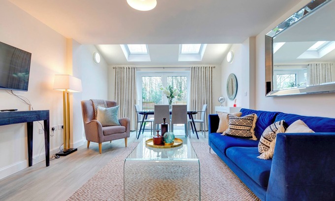 Trumpington House | Modern and Spacious Townhouse with Own Carpark | Pass the Keys