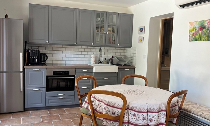 Cotignac Condo | Modern apartment 10min to walk to the city center WITH swimming pool