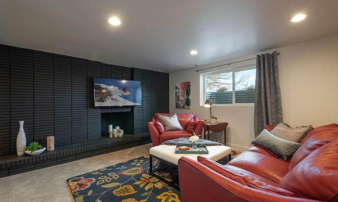 Mount Olympus Apartment | Modern Apartment close to freeway!