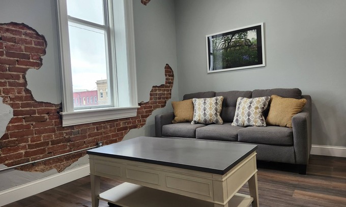 Iola Apartment | Modern Apartment on the Square “Gold”