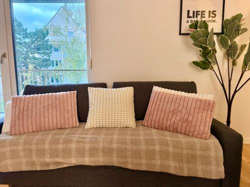 Wiener Neudorf Apartment | Modern Apartment with Terrace Patio near SCS