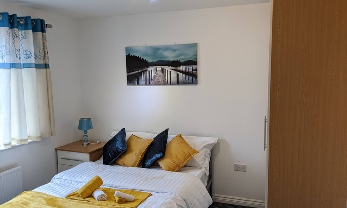 Coventry Apartment | Modern apartment with Parking/En-suite/WiFi/Netflix