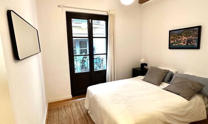 Vic Apartment | Modern Apartment with Rooftop - El Gòtic
