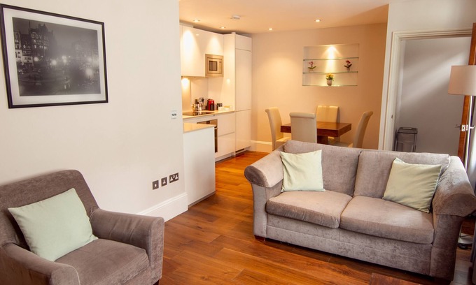 St. Pancras Apartment | Modern apartment with sofa bed, patio and private entrance
