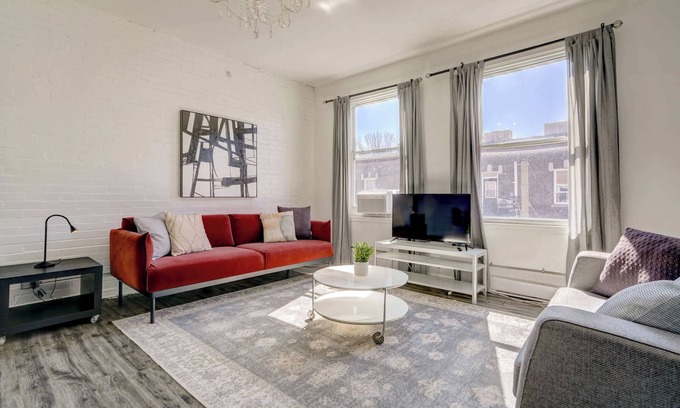 Plateau Mont Royal Apartment | Modern Apt in Le Plateau, walk to restaurants, shops, metro & Parc La Fontaine