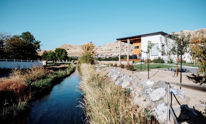 Smithfield House | Modern Apt w/Private Entry & Patio - Mtn Views