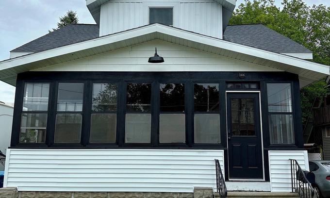 Grand Haven House | Modern Beach Retreat–Pet Friendly + Prime Location