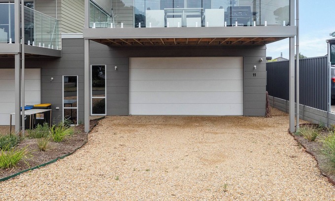 McCracken House | Modern Beachhouse, sea viewsn Great location, 3 mins to the beach.